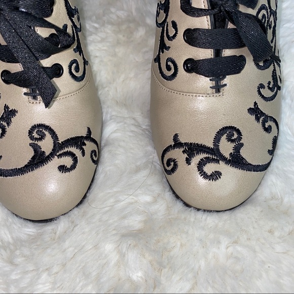 John Fluevog embroider close toe shoe size 7 1/2 - Picture 16 of 16